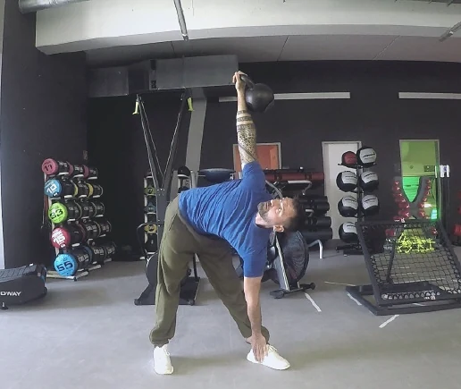 Joachim Wittmann beim Kettlebell-Training im una vita Studio